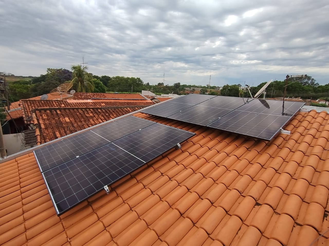 Instalação de painéis solares sobre telhado residencial
