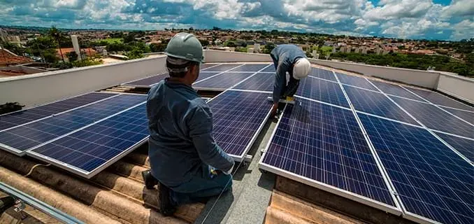 Instalação de sistema fotovoltaico em grande cobertura