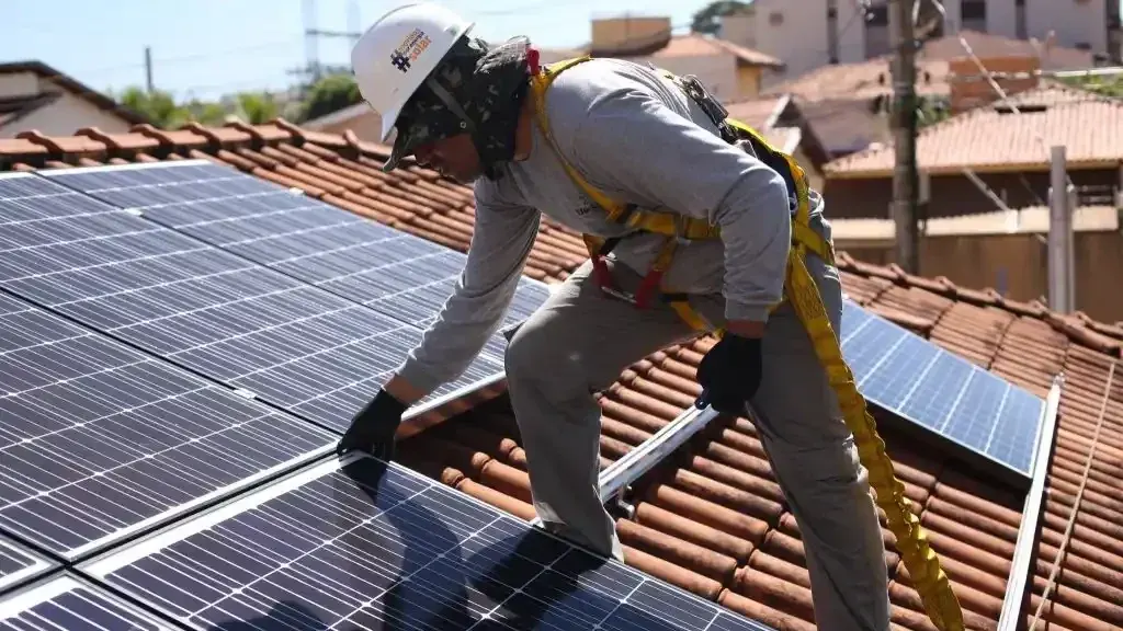 Técnico realizando manutenção em sistema solar